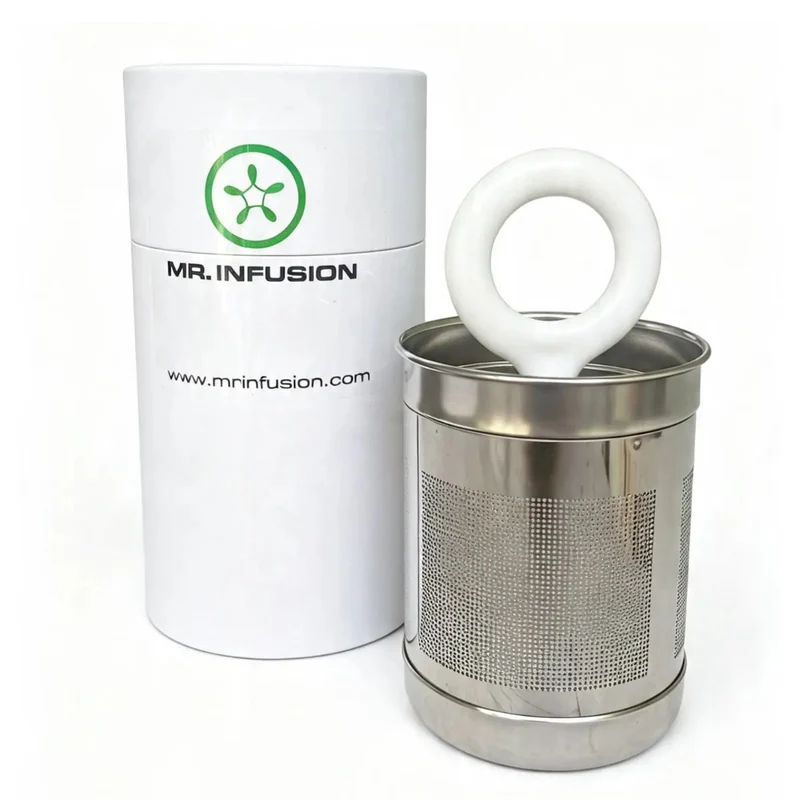Filtro de inox com haste para o Mr. Infusion, ao lado da embalagem tubo