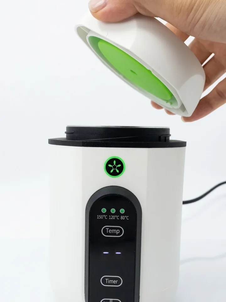Mão levantando a tampa com vedação de silicone verde da máquina Mr. Infusion