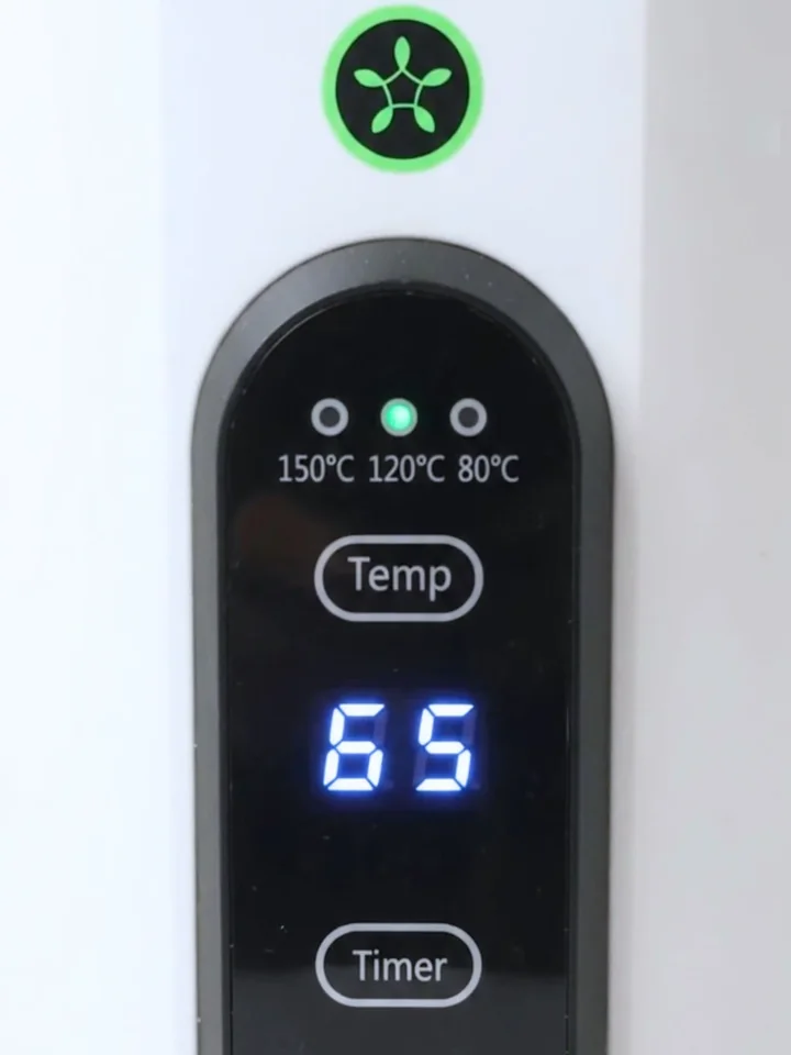 Painel da máquina Mr. Infusion com a temperatura de 120 °C selecionada e o display ligado